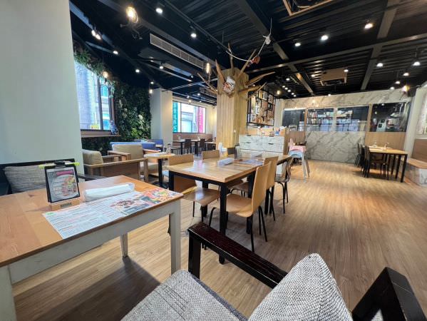 森林小徑健行店用餐環境